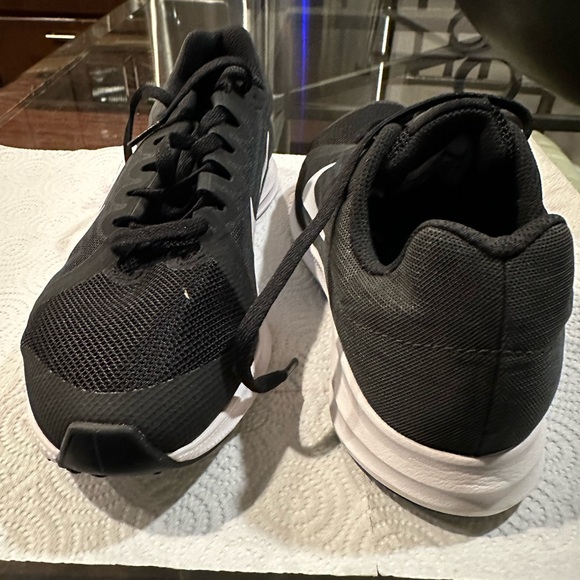 Women’s Nike shoe size 5 - Picture 4 of 5